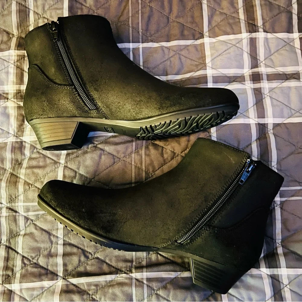 ABEO Melanie Black Oiled Leather Short Side Zip Boots. NWOB Sz 6.5 Ret $170